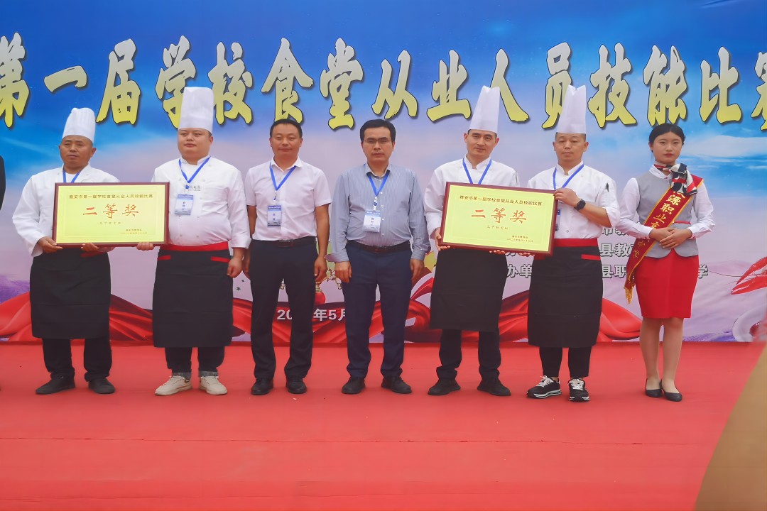 չ���������������緶 �����Ű��е�һ��ѧУʳ�ô�ҵְԱ���մ���